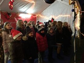 les enfants chantent pour le Père Noël