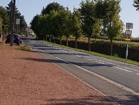 Entrée du village: Panneau lumineux indiquant la vitesse